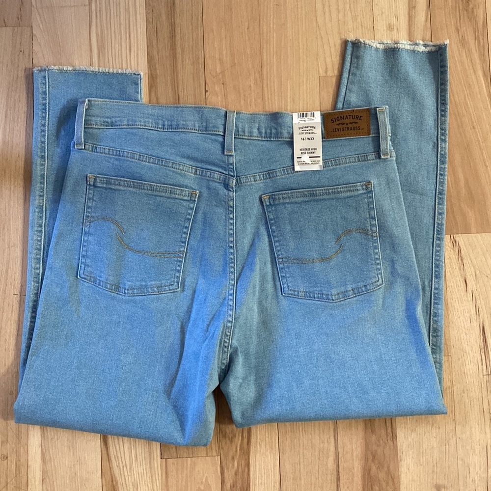 Levi High Rise Skinny - Picture 4 of 5